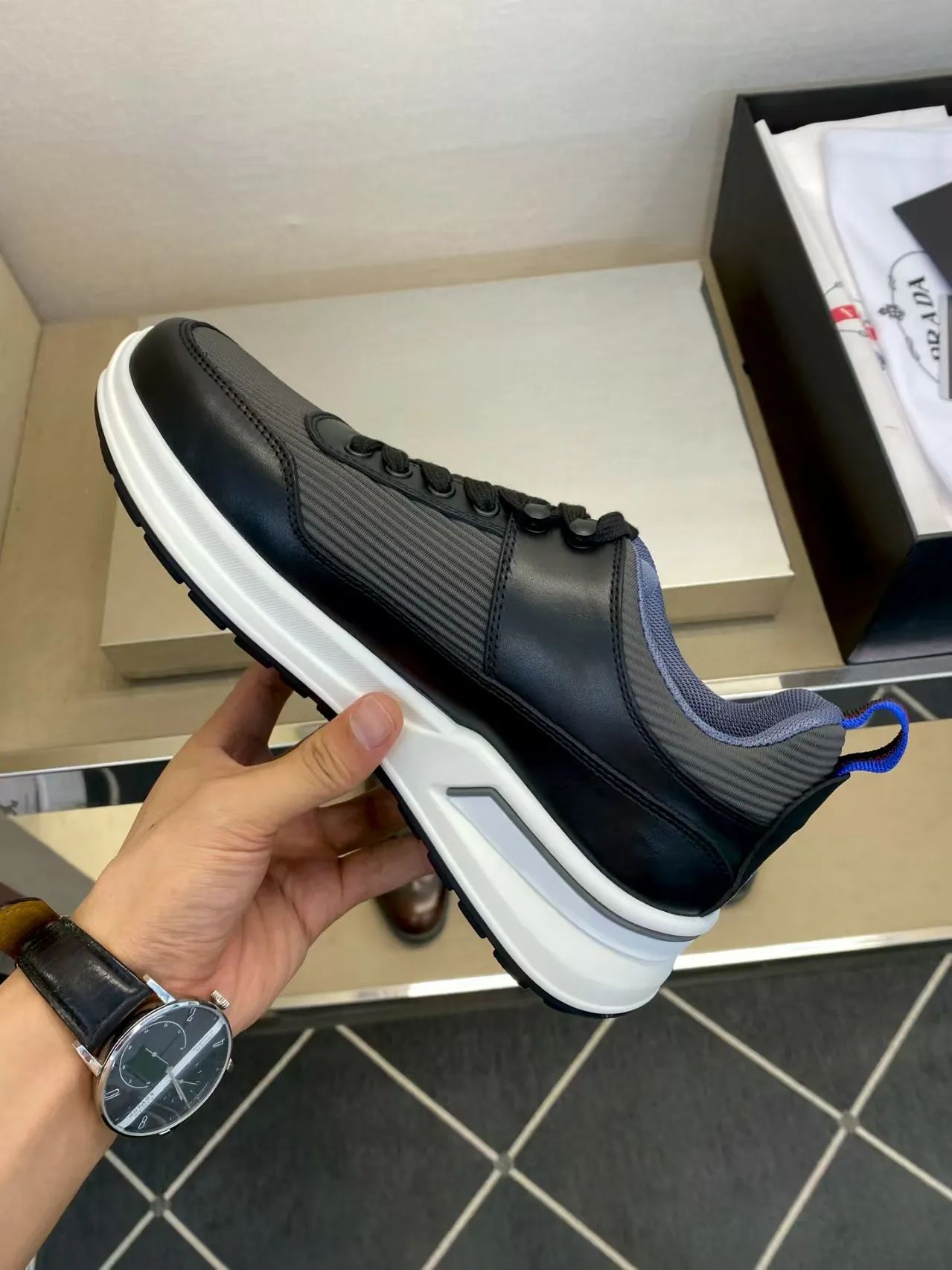 P440 38-45 Prada's new men's genuine leather sneakers, the highest version on the market, any comparison is welcome🆚! The original leather has excellent texture and is super high-end! Fetal sheep net lining imported from Italy, removable pad! Luxurious materials and fine workmanship, highly recommended!